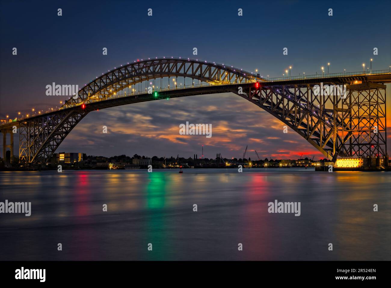 Bayonne Bridge Dämmerung - die Bayonne Bridge ist die fünftlängste Stahlbogenbrücke der Welt und war die längste der Welt zu ihrer Zeit Stockfoto