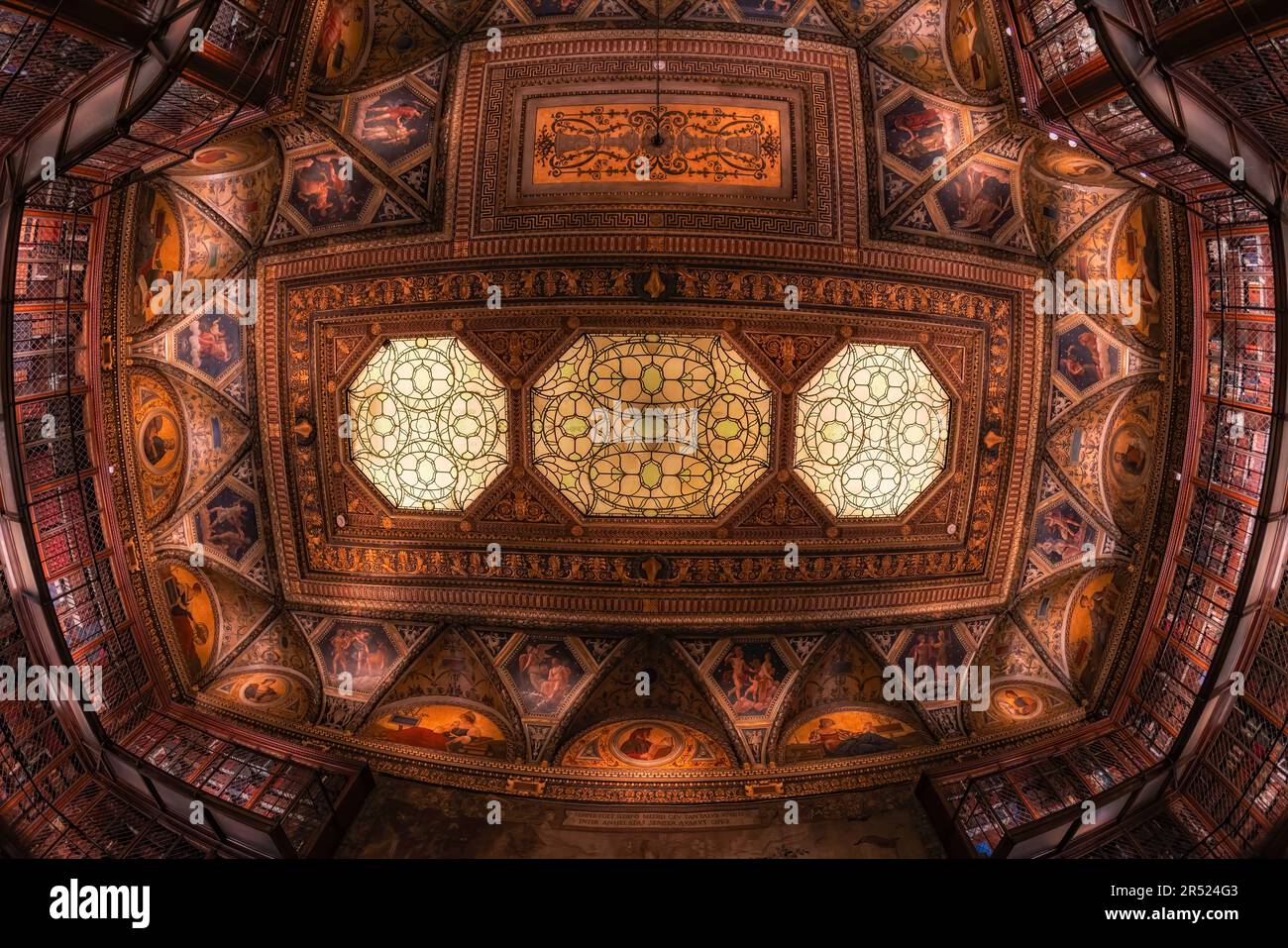 Morgan ceiling East Room NYC - der East Room wurde als Schatzkammer für Pierpont Morgans bemerkenswerte Sammlung seltener gedruckter Bücher entworfen. Diese Ansicht s Stockfoto