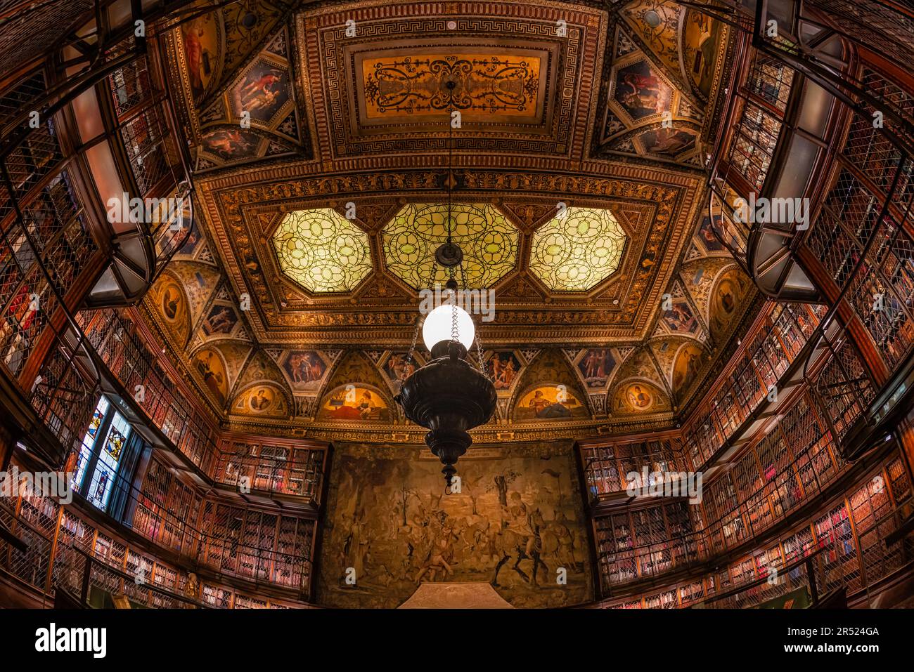 NYC Morgan ceiling East Room – der East Room wurde als Schatzkammer für Pierpont Morgans bemerkenswerte Sammlung seltener gedruckter Bücher entworfen. Diese Aussicht Stockfoto