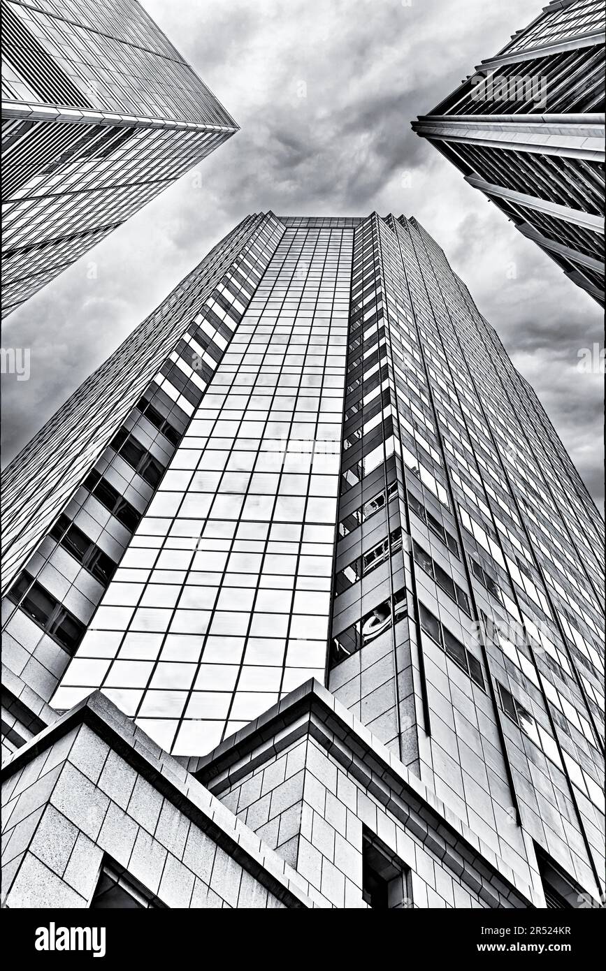 NYC Architecture - der Blick auf den oberen Teil der modernen architektonischen Details einiger Wolkenkratzer in Manhattan in New York City. Dieses Bild Stockfoto