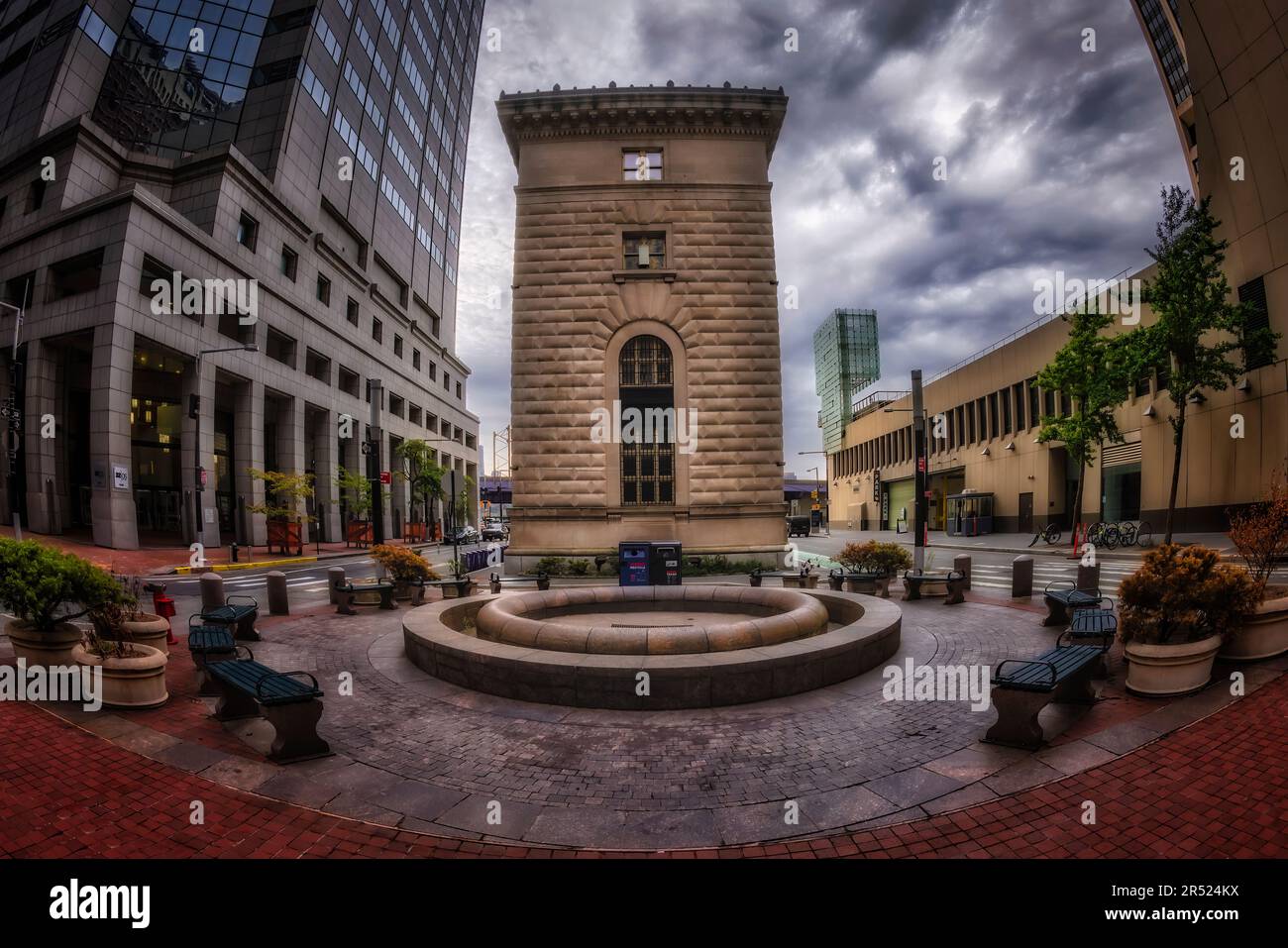 Old Slip Plaza NYC - Blick auf die jetzt geschlossene Polizeistation, das erste Revier in Lower Manhattan. Old Slip befindet sich im Finanzviertel nebenan Stockfoto