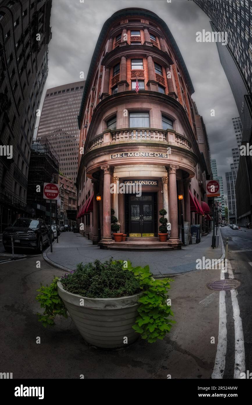 Delmonicos NYC - Beaux Arts Beaux Arts Architektur ist ein wunderschönes dreieckiges Wahrzeichen, das an das Flatiron Building erinnert. Delmonico Stockfoto