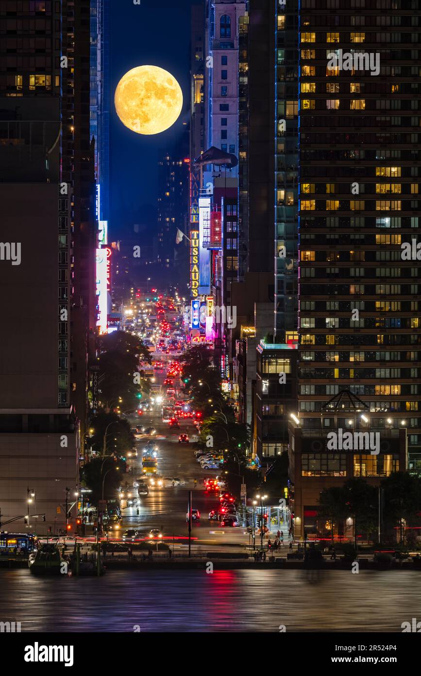 Moonrise Times Square NYC - Blick auf die 42. Street, den Times Square und den Mond, der in Midtown Manhattan in New York City aufgeht. Dieses Bild ist ebenfalls verfügbar Stockfoto