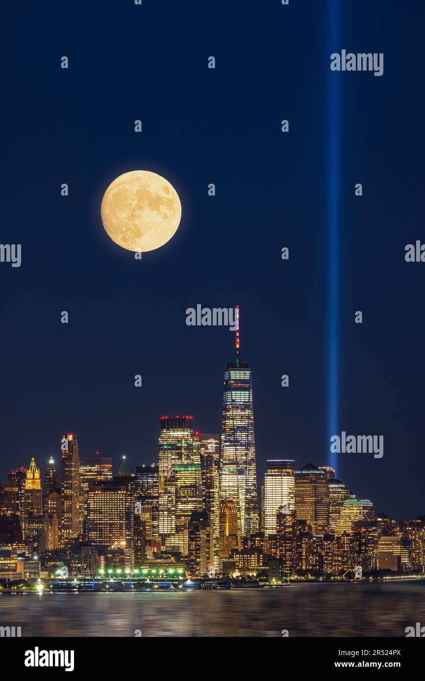 911 Tribute Lights WTC NYC - Blick auf das One World Trade Center, das gemeinhin als Freedom Tower in Lower Manhattan in New York City bezeichnet wird. Alongsi Stockfoto