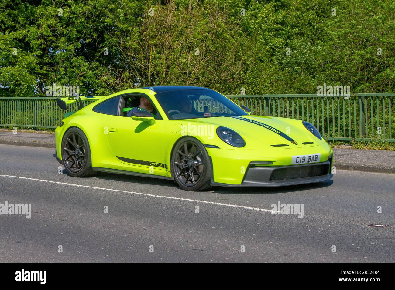 2023 Yellow Porsche 911 GT3 S-A 3996 ccm über die Autobahnbrücke im Großraum Manchester, Großbritannien Stockfoto