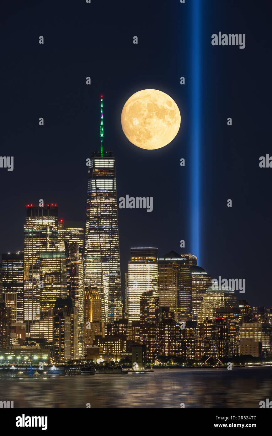 911 Tribute Lights NYC WTC - Blick auf das One World Trade Center, das gemeinhin als Freedom Tower in Lower Manhattan in New York City bezeichnet wird. Alongsi Stockfoto