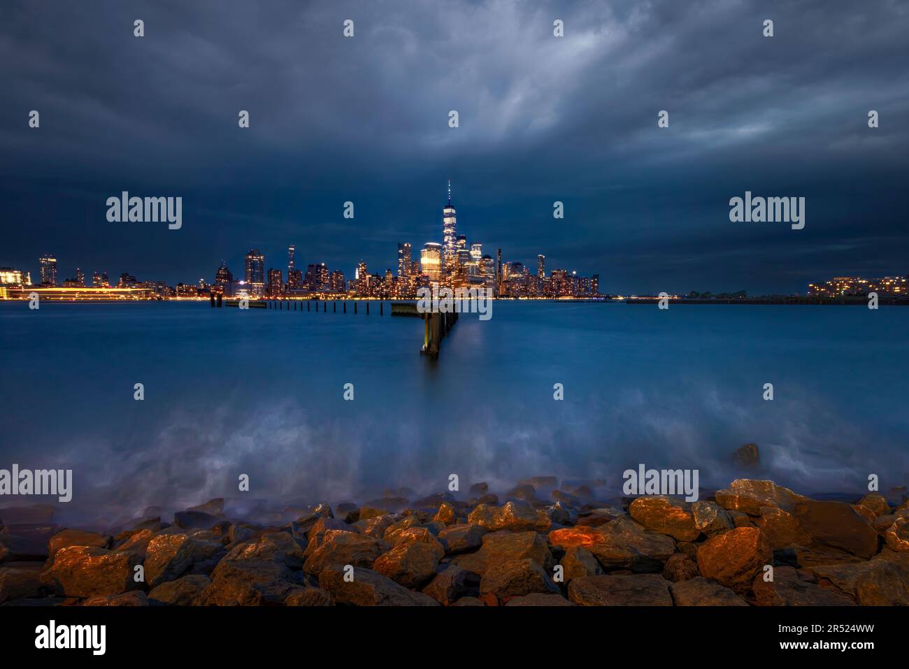 Skyline von Lower Manhattan NYC - die beleuchtete Skyline der Innenstadt von New York City während der Aussichtsperiode. Hoch stehend entlang vieler Wolkenkratzer in t Stockfoto