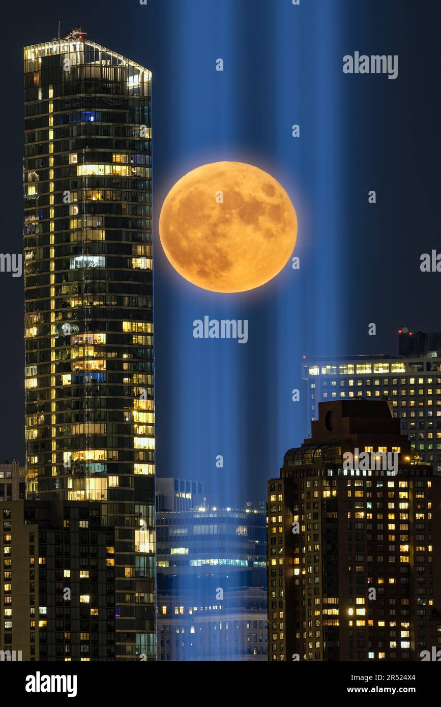 911 Tribute Lights Harvest Full Moon - Nahaufnahme der Gedenkfeier vom 11. September in Lichtern mit Vollmond im Lower Manhattan, New York C. Stockfoto