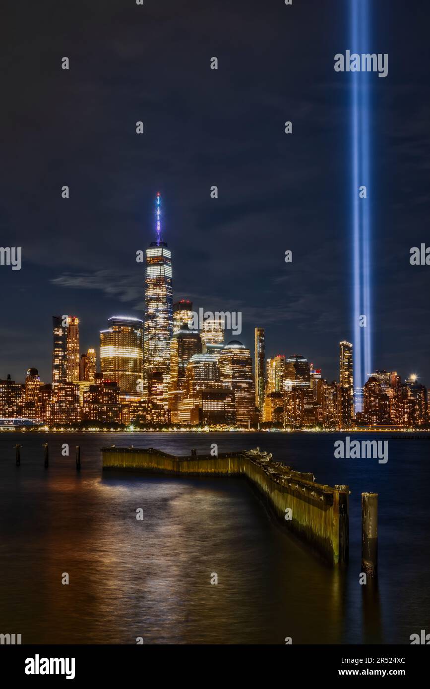 Tribut in Lighs 911 NYC - Blick auf das One World Trade Center, das gemeinhin als Freedom Tower in Lower Manhattan in New York City bezeichnet wird. Nebenan Stockfoto