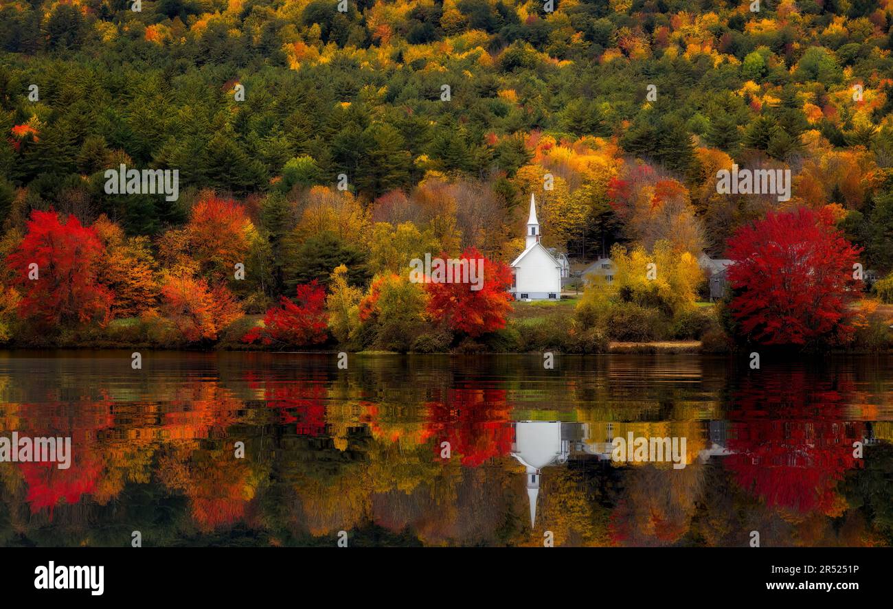 Little White Church in Eaton, New Hampshire - malerische Kapelle von New England während der Herbstsaison. Die leuchtend kräftigen Farben sind Ref Stockfoto