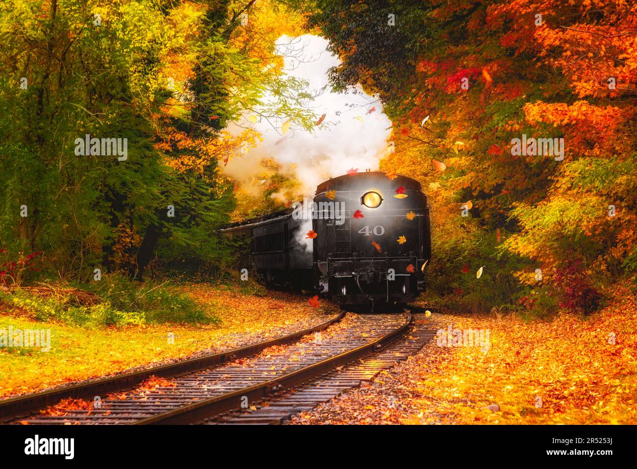 No 40 Dampflokomotive - Blick auf die fahrende Dampflokomotive, umgeben von den warmen Farben des Herbstes in Neuengland Stockfoto