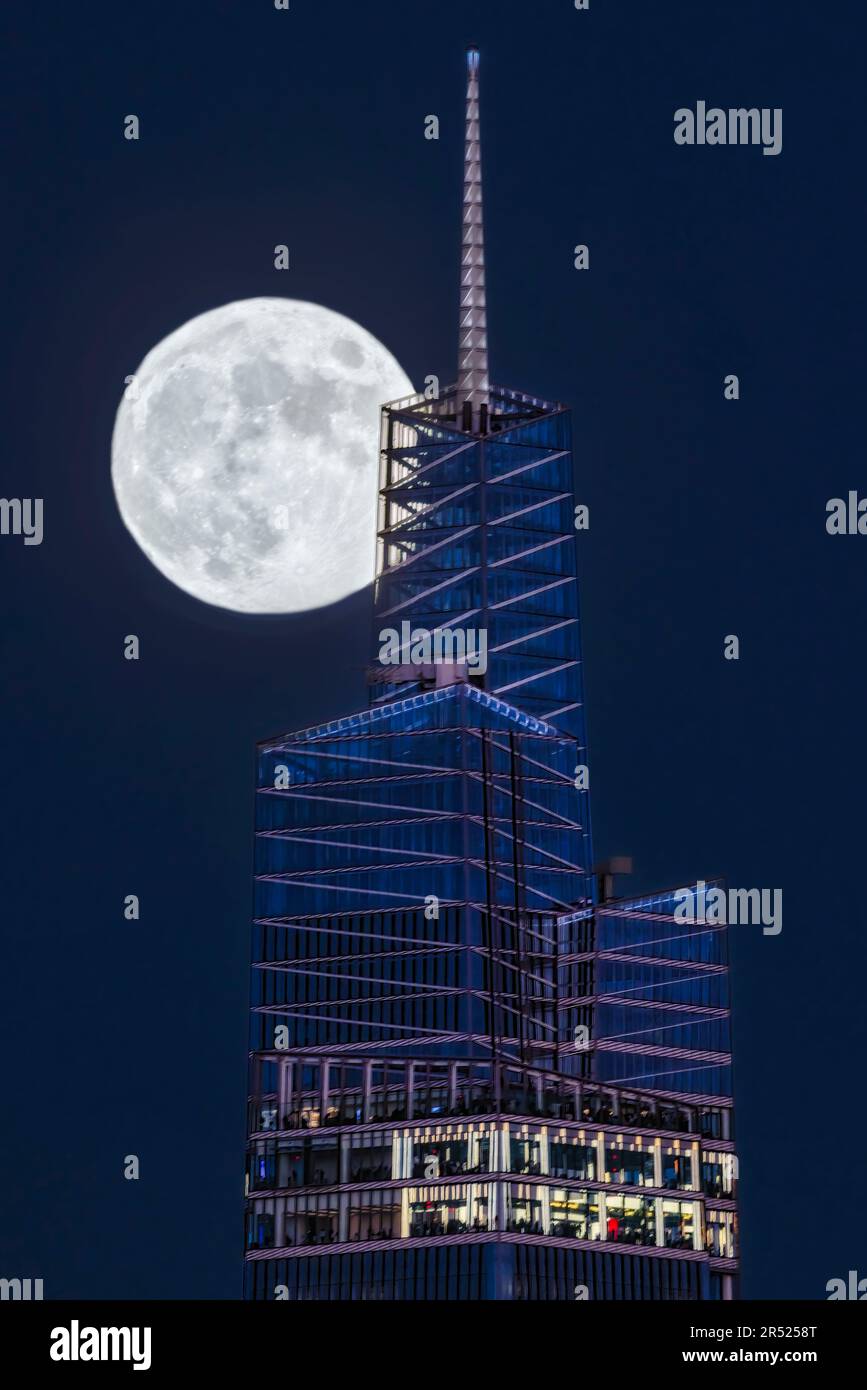 Ein Vanderbilt-Mond in New York - der Vollmond der Beaver erhebt sich über einen Vanderbilt an der Skyline von New York City in Midtown Manhattan in New York. T Stockfoto