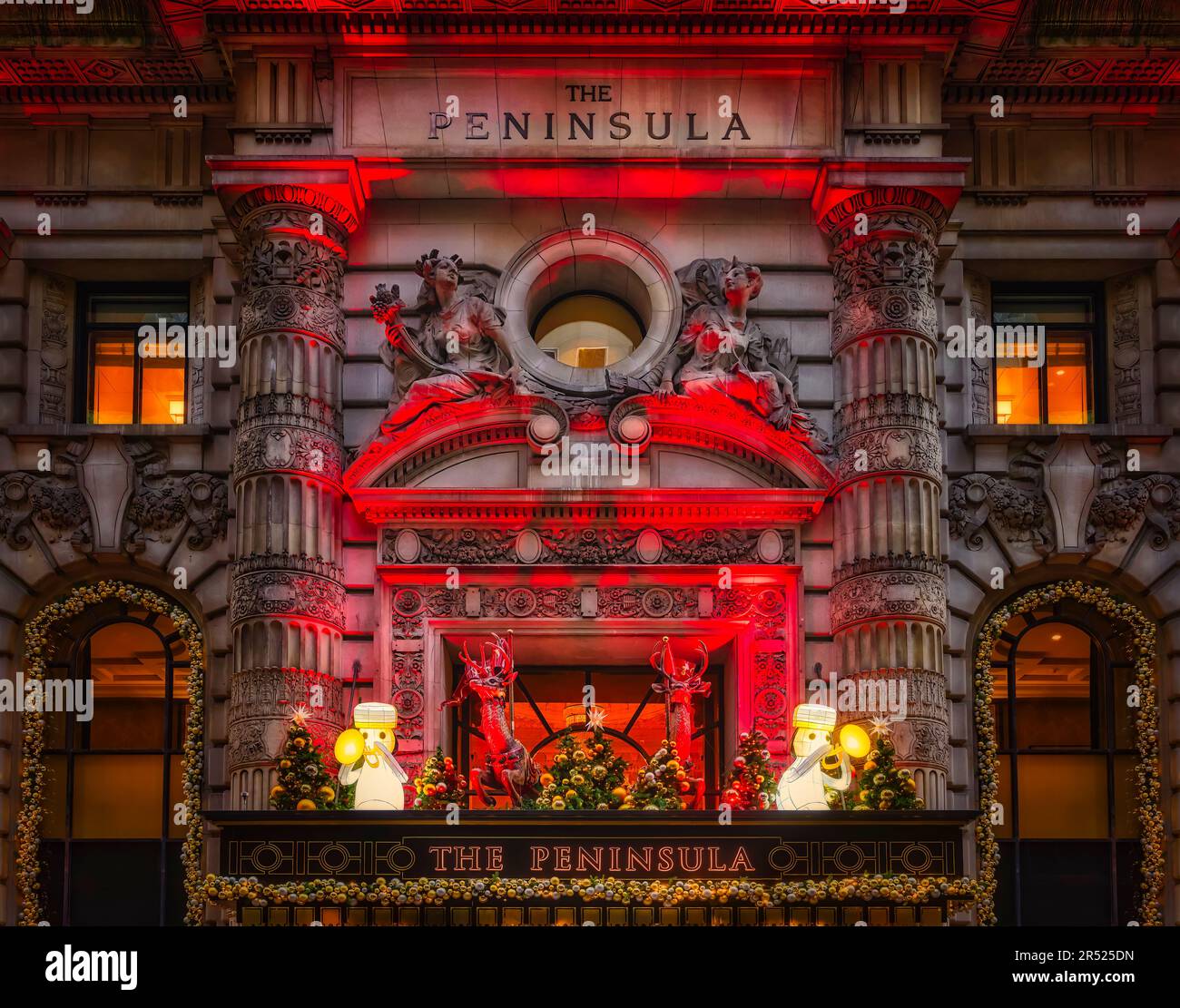 Peninsula Hotel NYC - NYC-Weihnachtsfassade. Das elegante Peninsula New York Hotel ist für die Weihnachtszeit eingerichtet. Die Halbinsel N Stockfoto