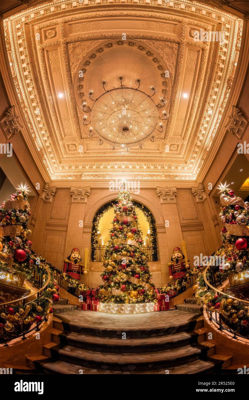 Peninsula Hotel NYC - NYC-Weihnachtsfassade. Das elegante Peninsula New York Hotel ist für die Weihnachtszeit eingerichtet. Die Halbinsel N Stockfoto