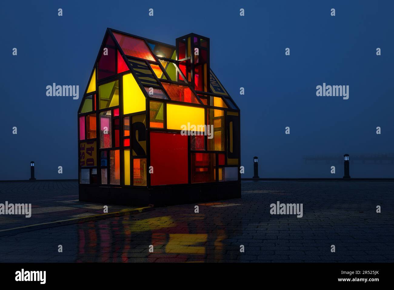 Farbenfrohes Glashaus - die beleuchtete Skulptur des Taxicab-Glashauses aus dem Jahr Hi5 von Tom Fruin. Der starke Nebel am Hudson River bedeckt die New York City Skyl Stockfoto