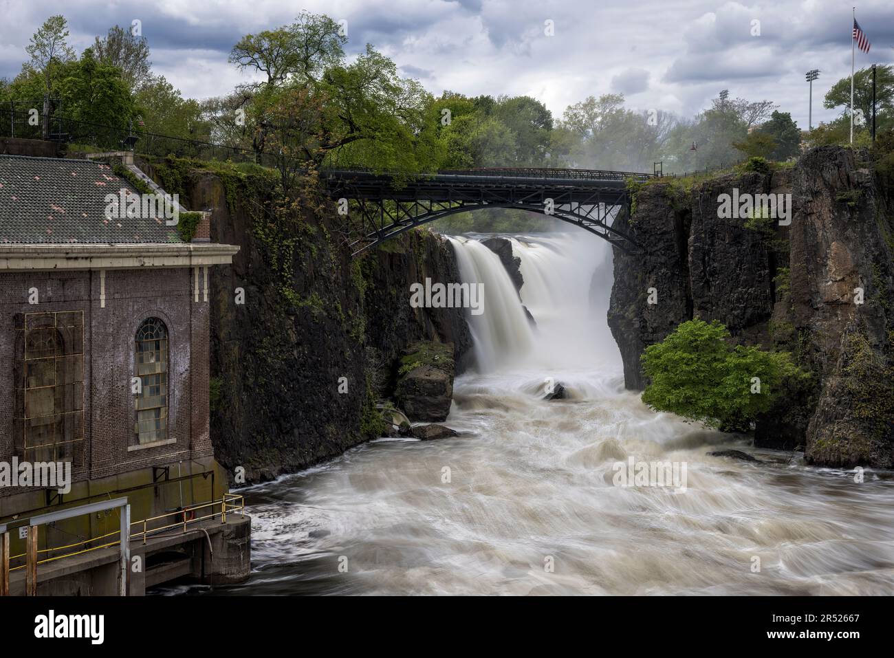 Intimes Great Falls NJ - Paterson Great Falls National Historical Park aus nächster Nähe bei starkem Wasserfluss. Dieses Bild ist auch als b verfügbar Stockfoto