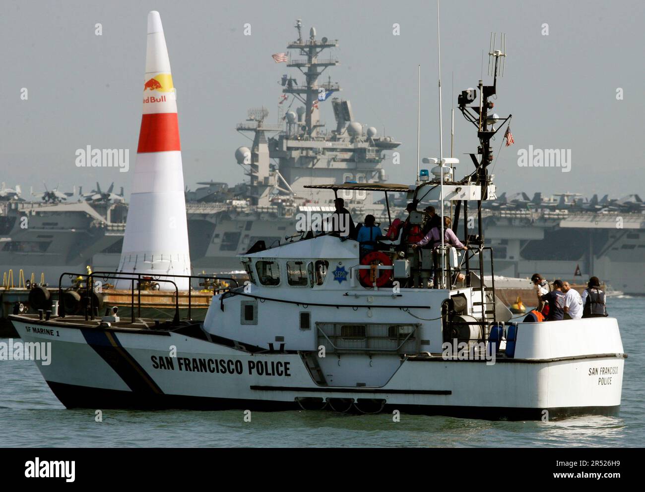 A San Francisco police boat patrols near the Marina as the Fleet Week celebration gets underway in San Francisco, Calif. on Saturday, Oct. 7, 2006. PAUL CHINN/The Chronicle (PAUL CHINN/San Francisco Chronicle via AP) Stockfoto