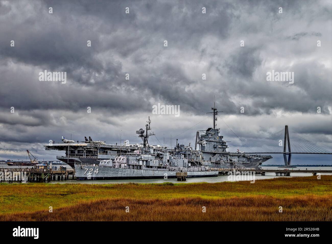 USS Yorktown und Ravenel Bridge - Blick auf die USS Yorktown, zusammen mit USS Laffey, verankert am Point Pleasant, South Carolina, in der Nähe von Charleston. Im Stockfoto
