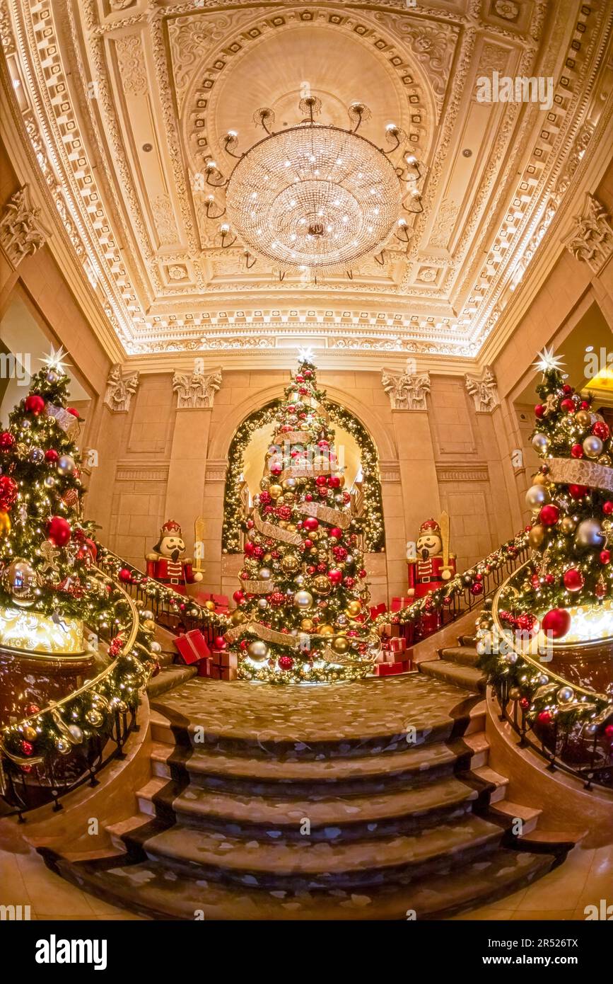 NYC Christmas - das elegante Peninsula New York Hotel ist für die Weihnachtszeit eingerichtet. Stockfoto