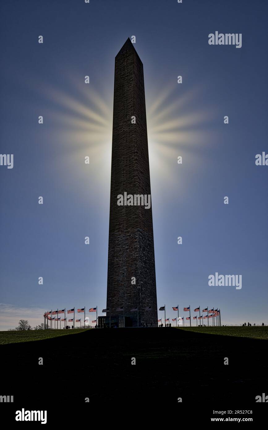 Das Washington Monument - das berühmte und historische Washington Monument mit einem Sonnenschein dahinter. Dieses Bild ist in Farbe verfügbar Stockfoto