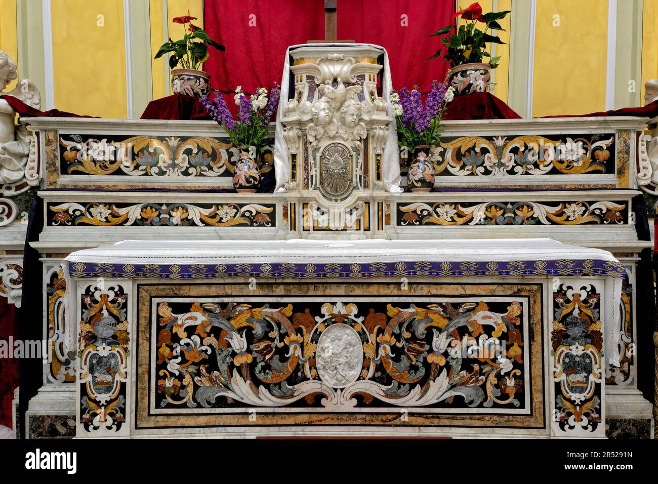 Der aufwendig dekorierte Altar an der San Giovanni Battista Kirche in Vietro Sul Mare Stockfoto