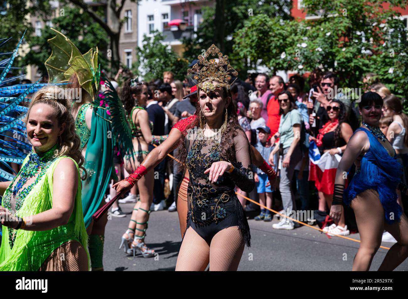 28.05.2023, Berlin, Deutschland, Europa - Teilnehmer einer Tanzgruppe treten auf dem Karneval der Kulturen in Berlins Ort Kreuzberg auf. Stockfoto