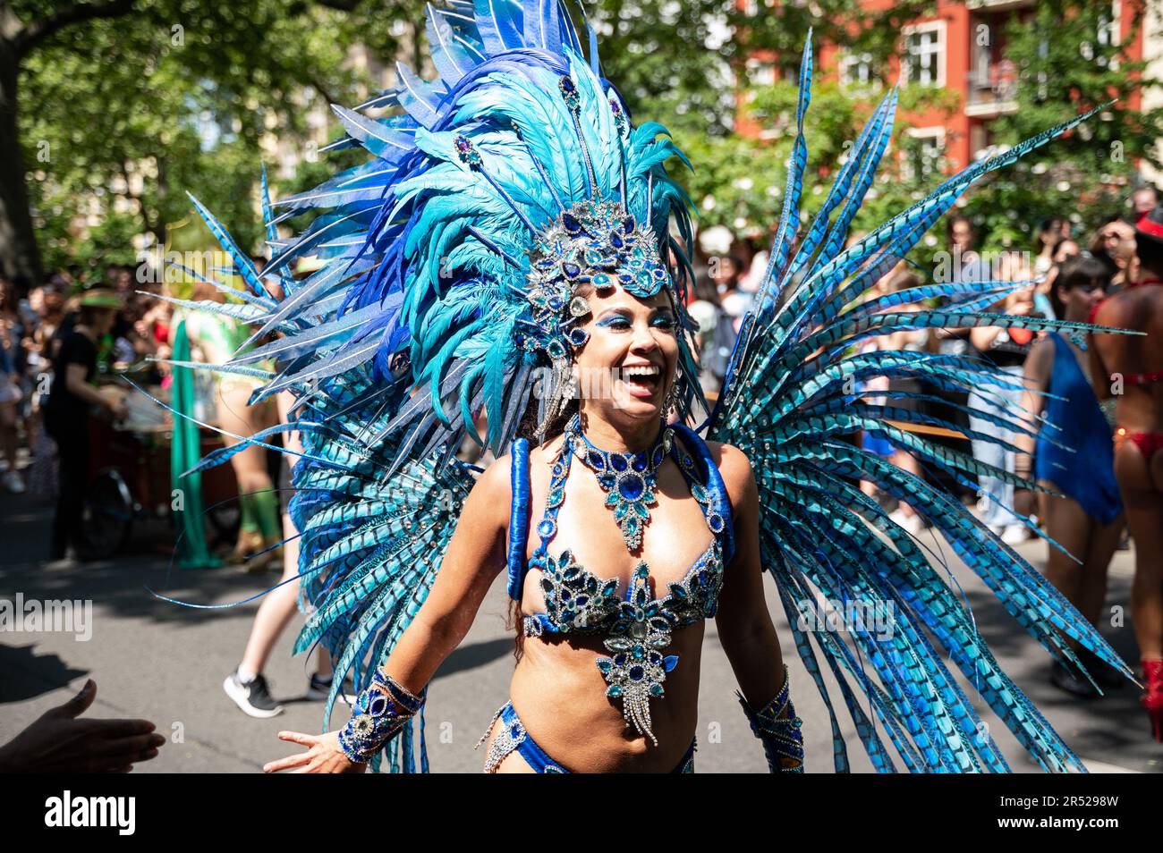 28.05.2023, Berlin, Deutschland, Europa - Teilnehmer einer Tanzgruppe treten auf dem Karneval der Kulturen in Berlins Ort Kreuzberg auf. Stockfoto