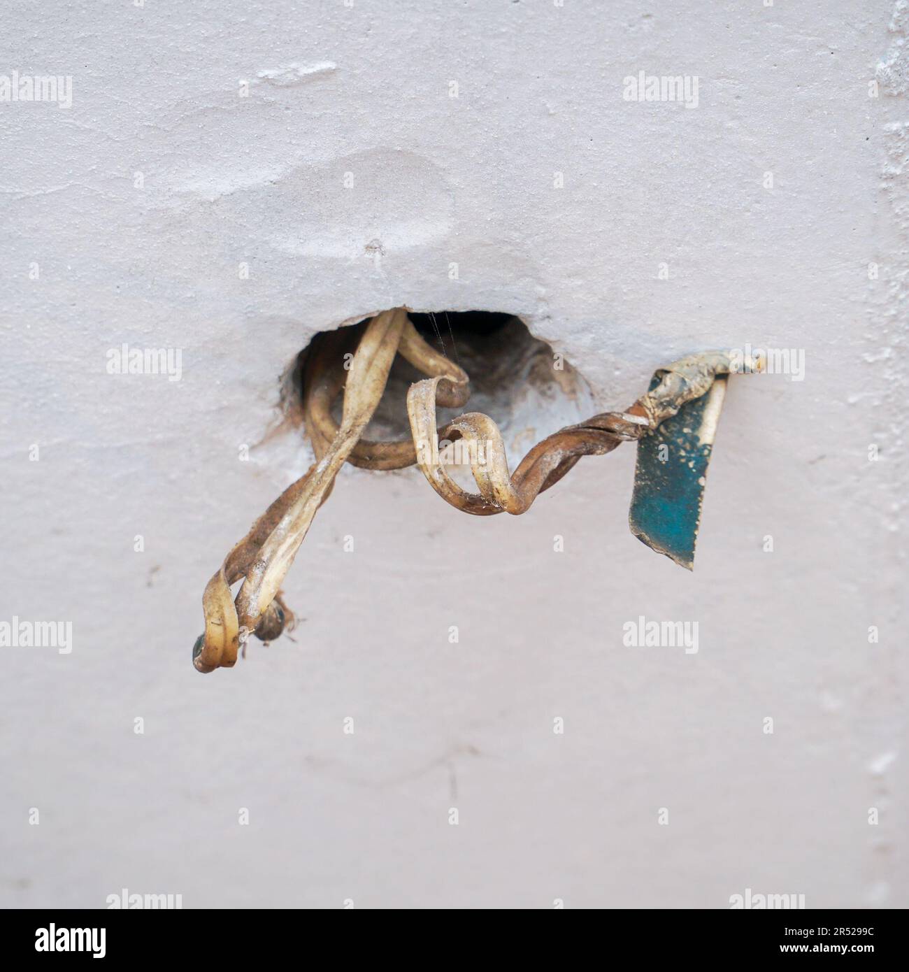 Defekte gefährliche elektrische Verkabelung öffnen Stockfoto