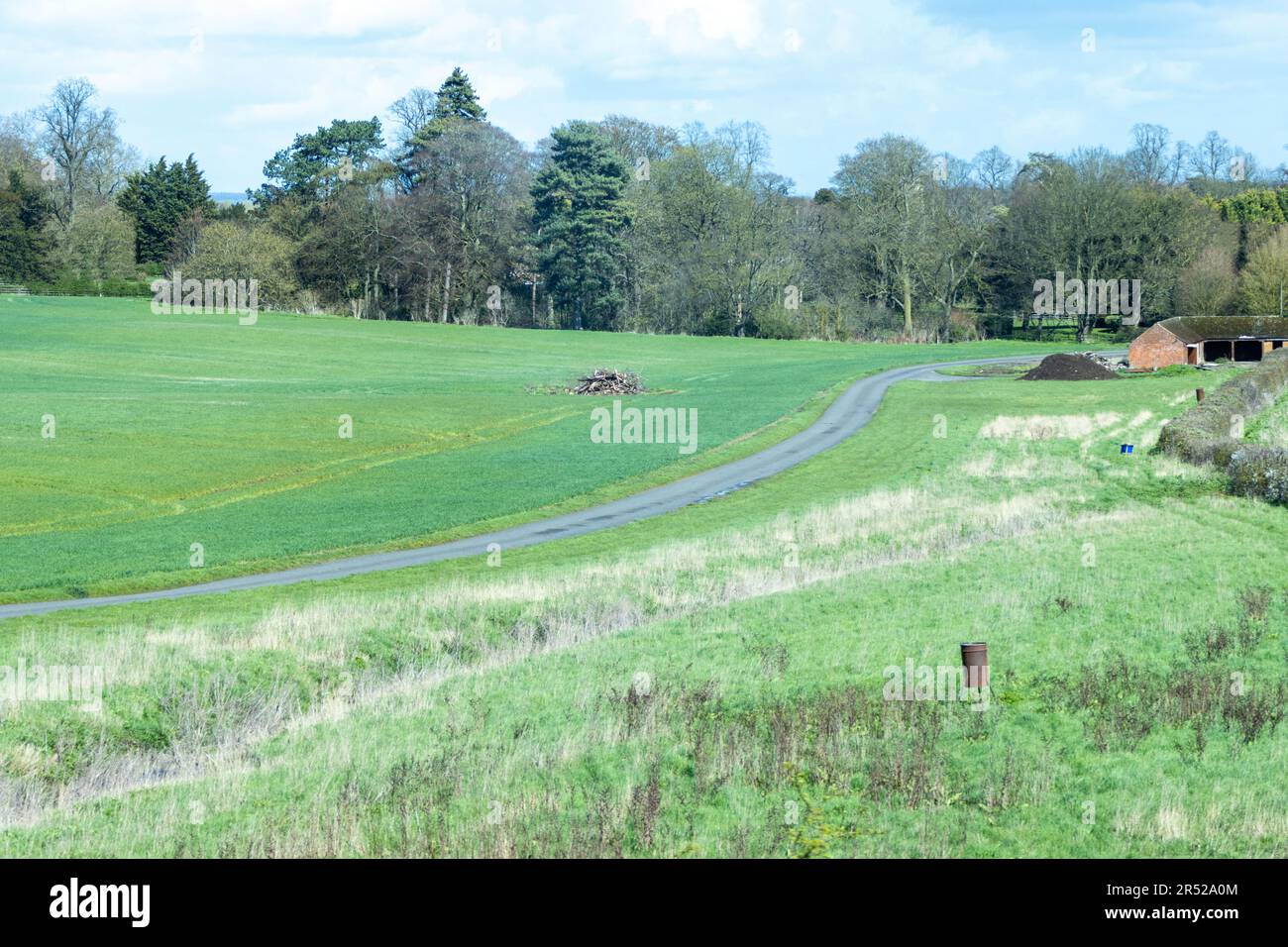 Ein Blick von einem Hochgeschwindigkeitszug auf die britische Landschaft während eines feuchten/nassen, elenden Tages. Stockfoto