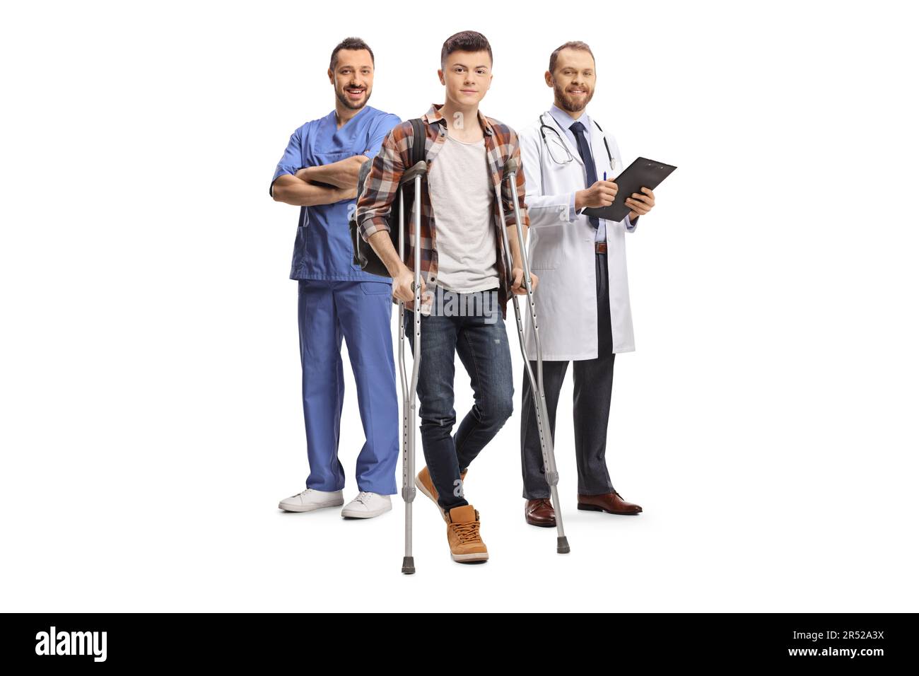 Verletzter männlicher Student mit Krücken, der mit Krankenhauspersonal isoliert auf weißem Hintergrund steht Stockfoto