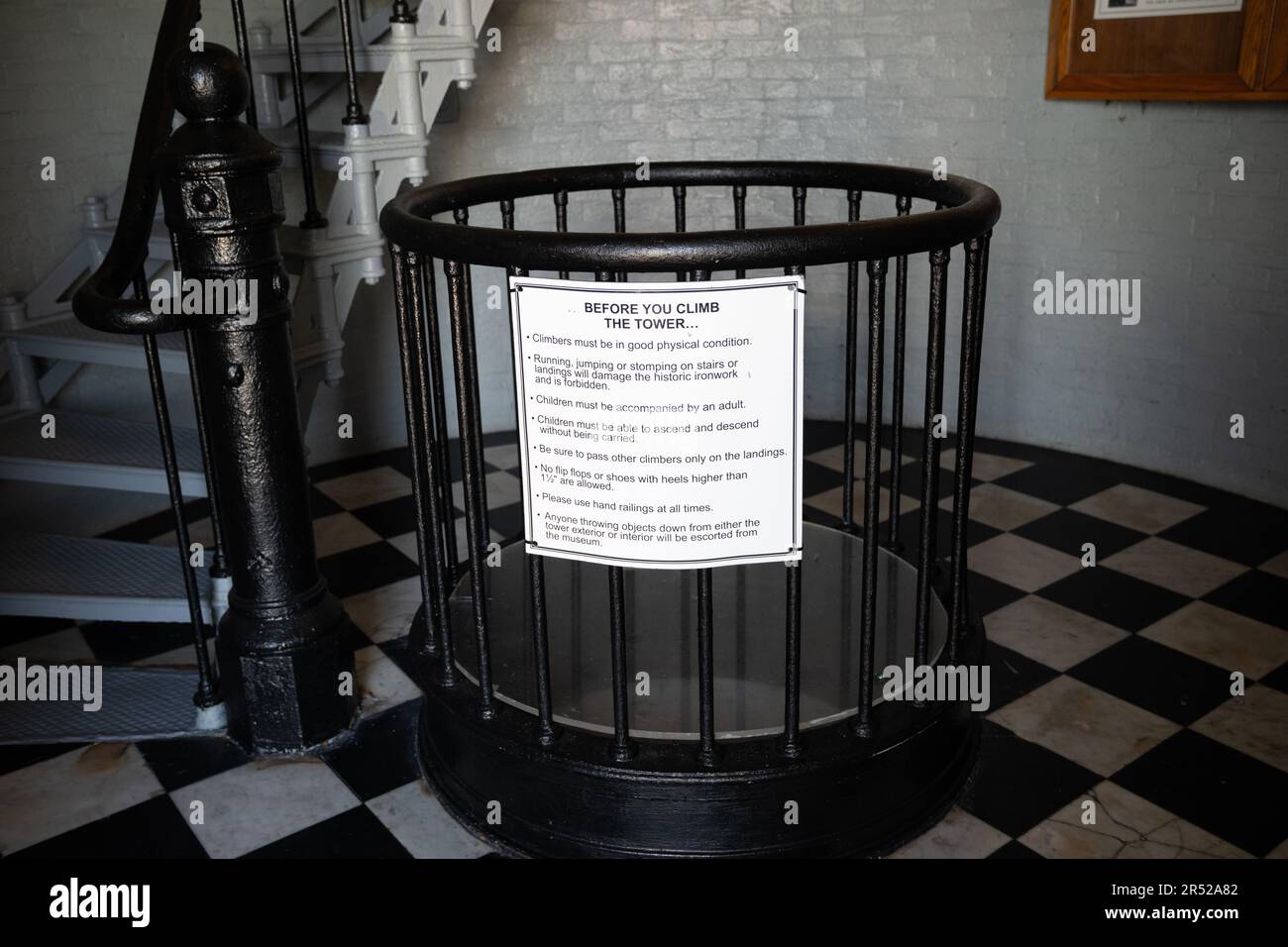 Warnschild am Leuchtturm von Ponce Inlet, das Besucher an die Regeln erinnert Stockfoto