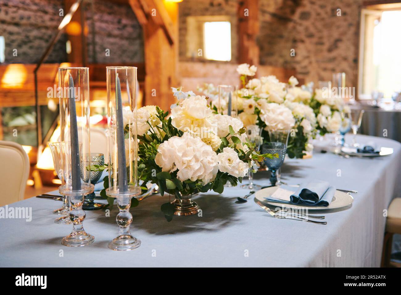 Ästhetische Dekoration des Hochzeitsortes, weiß und blau Stockfoto