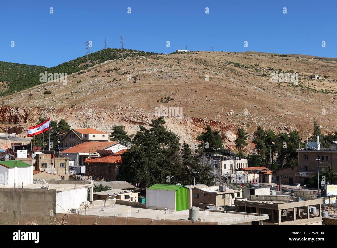 Ein Foto von der Grenzübergangsstelle Masnaa mit Syrien, Beqaa Valley, Libanon, Mai 30 2023. In den letzten 12 Jahren haben auf der Flucht vor dem Krieg etwa 2 Millionen syrische Flüchtlinge die Grenzen überschritten, um in den Libanon zu gelangen. In letzter Zeit setzt die libanesische Regierung einen Plan um, um Syrer zurück in ihre Heimat zu drängen: Internationalen Quellen zufolge haben die libanesischen Behörden seit April 2023 Häuser syrischer Flüchtlinge überfallen und einige von ihnen über die Grenzübergangsstellen Wadi Khaled und Masnaa nach Syrien abgeschoben. Vor der Kulisse sehen Sie die Antilibanon-Berge, einen Kamm, der den größten Teil der Grenze B markiert Stockfoto