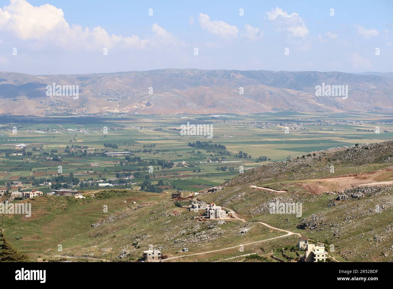 Masnaa, Libanon. 30. Mai 2023. Ein Bild von Beqaa Valley mit Anti-Libanon-Bergen, Libanon, Mai 30 2023. Anti-Libanon ist ein Grat, der den größten Teil der Grenze zwischen Libanon und Syrien markiert. (Foto: Elisa Gestri/SIPA USA) Kredit: SIPA USA/Alamy Live News Stockfoto