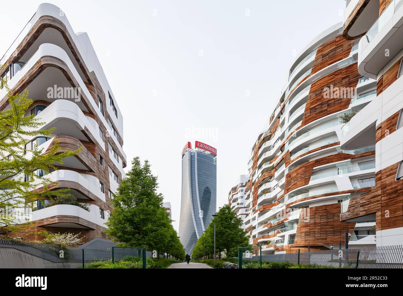 Mailand, Italien - 10. April 2023: Bürogebäude des Generali Tower. Straße mit luxuriösen Häusern im neuen Stadtviertel CityLife Stockfoto