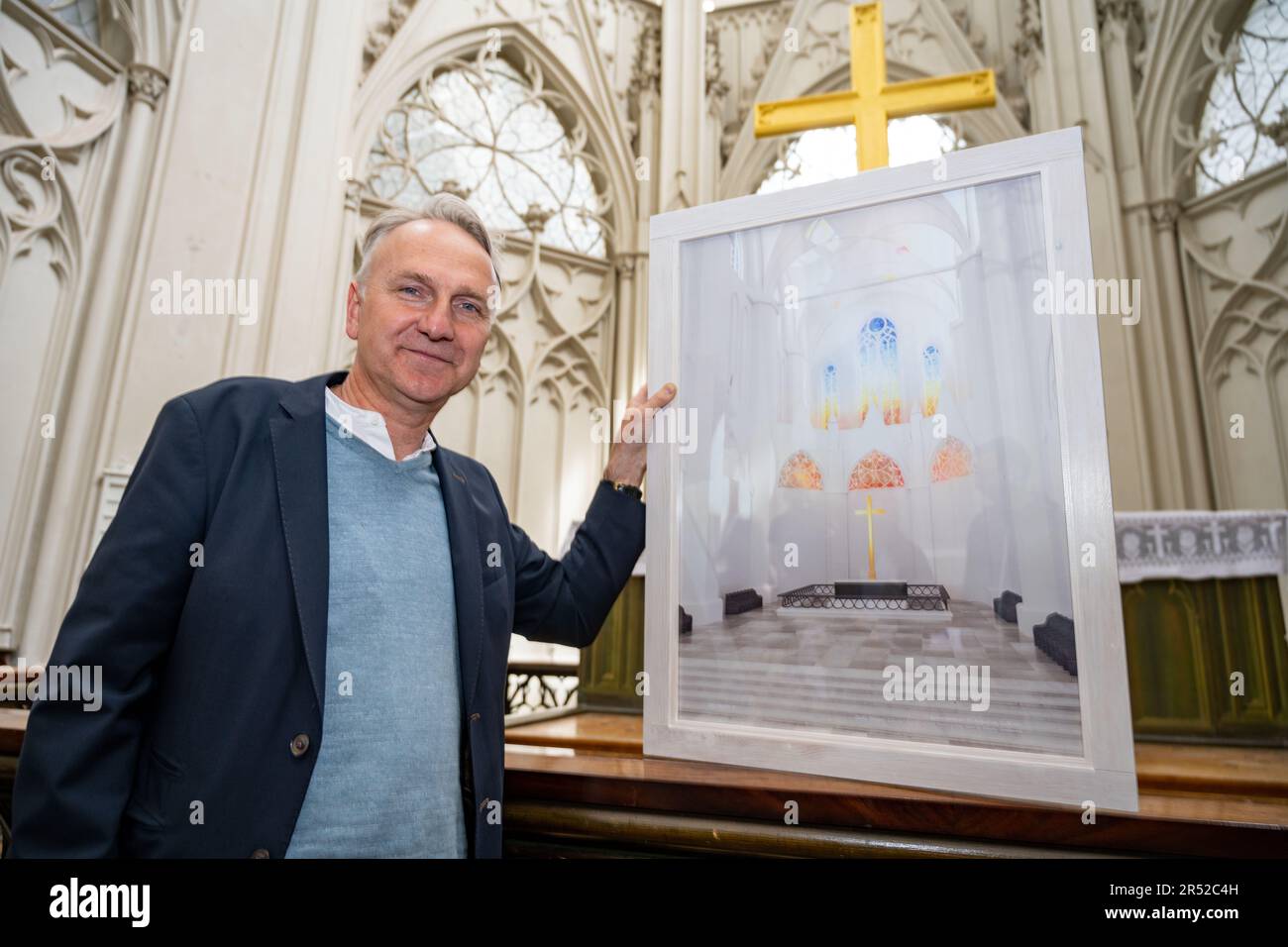 31. Mai 2023, Mecklenburg-Vorpommern, Greifswald: Tilman Beyrich, Pastor in St. Nikolai Kathedrale, zeigt ein Design des dänisch-isländischen Künstlers 'lafur Elíasson. Neben einem umfangreichen Kulturprogramm wird der 250. Geburtstag des Malers Caspar David Friedrich im kommenden Jahr auch bleibende Spuren in seiner Heimatstadt Greifswald hinterlassen. Die neuen Ostfenster in der Kathedrale sollen im April eröffnet werden. Der international bekannte zeitgenössische Künstler Elíasson entwirft ein modernes Kirchenfenster für St. Nikolai Kathedrale - das Taufwerk der berühmten Romantik. Stockfoto