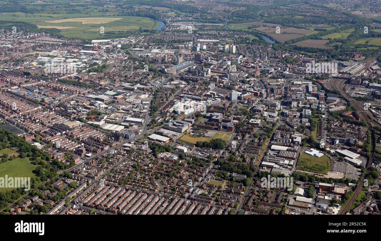 Luftaufnahme des Stadtzentrums von Preston vom Norden aus mit Blick nach Süden über Wohnungen und den Campus der University of Central Lancashire, Lancashire Stockfoto