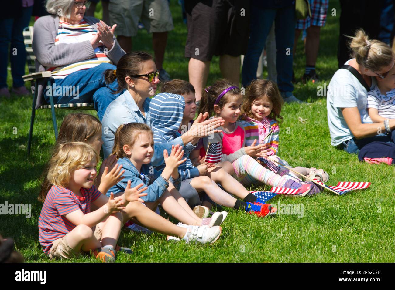 Gedenkfeiertag. Dennis, Massachusetts, (Cape Cod), USA. Kinder klatschen bei der Veranstaltung Stockfoto
