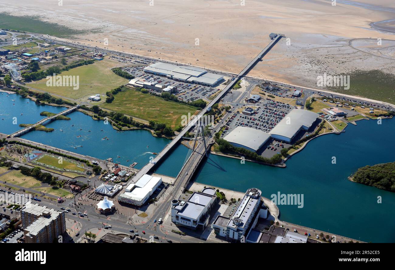 Blick aus der Vogelperspektive auf Southport Pier, Marine Lake & Princes Park, Lancashire Stockfoto