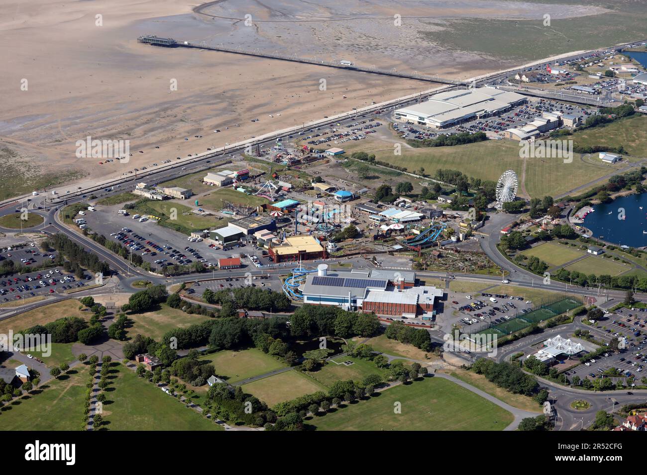Der Southport Pleasureland Freizeitpark Lancashire aus der Vogelperspektive Stockfoto