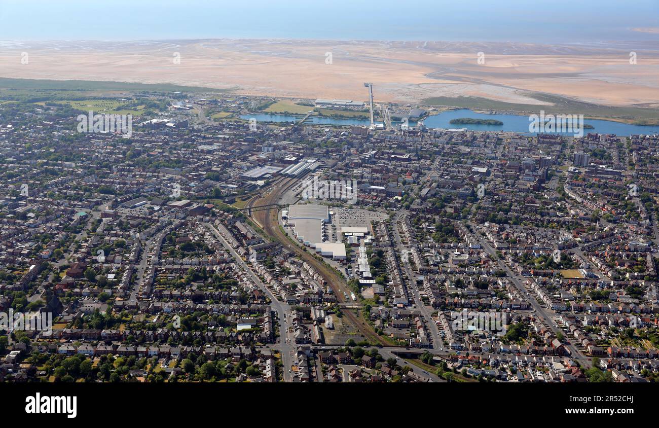 Blick von Osten nach Westen auf Southport aus der Vogelperspektive mit dem C12 Shopping Park Lancashire, der sich mitten im Vordergrund befindet Stockfoto