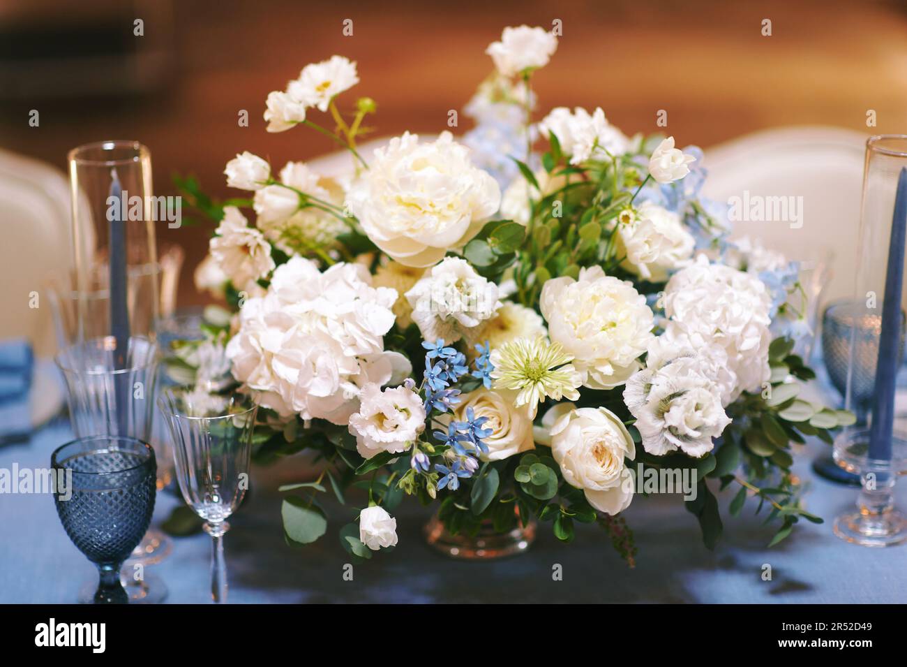 Ästhetische Dekoration des Hochzeitsortes, weiß und blau Stockfoto