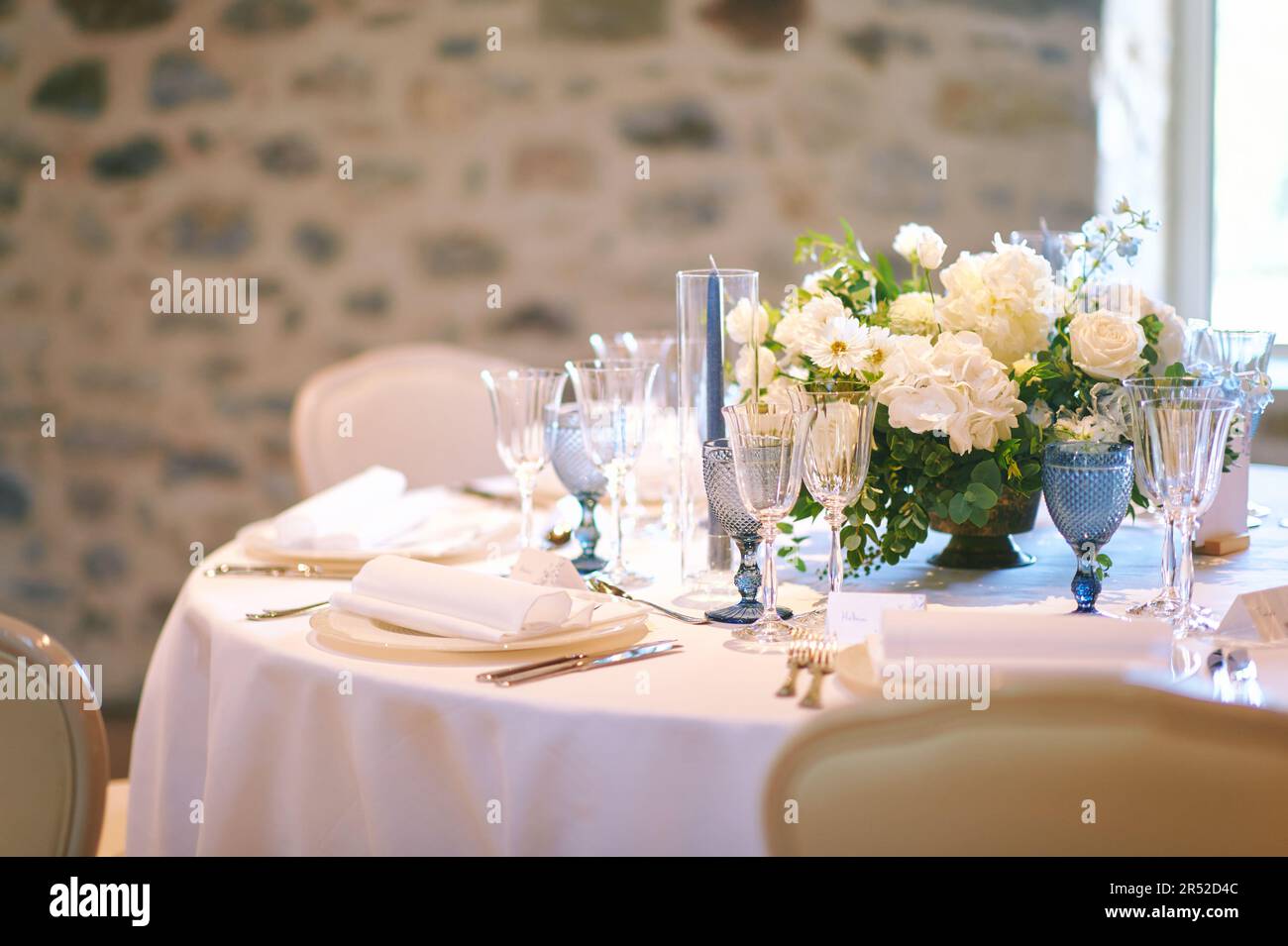 Ästhetische Dekoration des Hochzeitsortes, weiß und blau Stockfoto