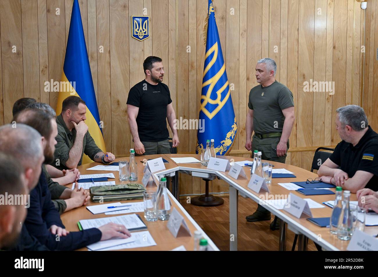 Odesa, Ukraine. 31. Mai 2023. Der ukrainische Präsident Volodymyr Zelenskyy, Center, stellt den neuen Leiter der Regionalregierung Odesa, Oleg Kiper, vor, bevor er am 31. Mai 2023 in Odesa, Ukraine, mit dem Militärkommando und den Leitern der Strafverfolgungsbehörden von Odesa zusammentrifft. Kredit: Pool Photo/Pressestelle Des Ukrainischen Präsidenten/Alamy Live News Stockfoto