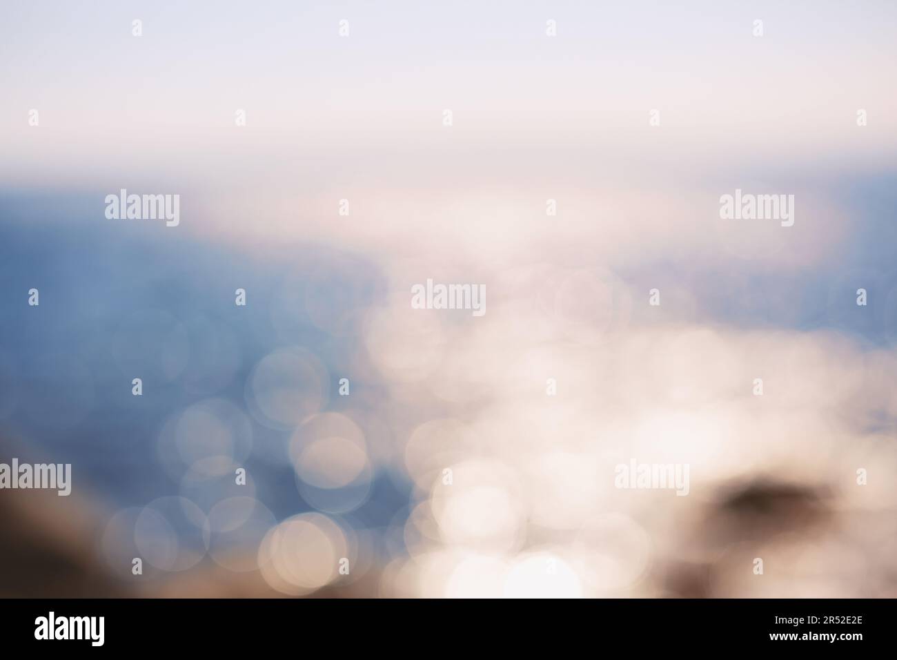 Fotounschärfe Bokeh Sonnenuntergang blaues Meer Stockfoto