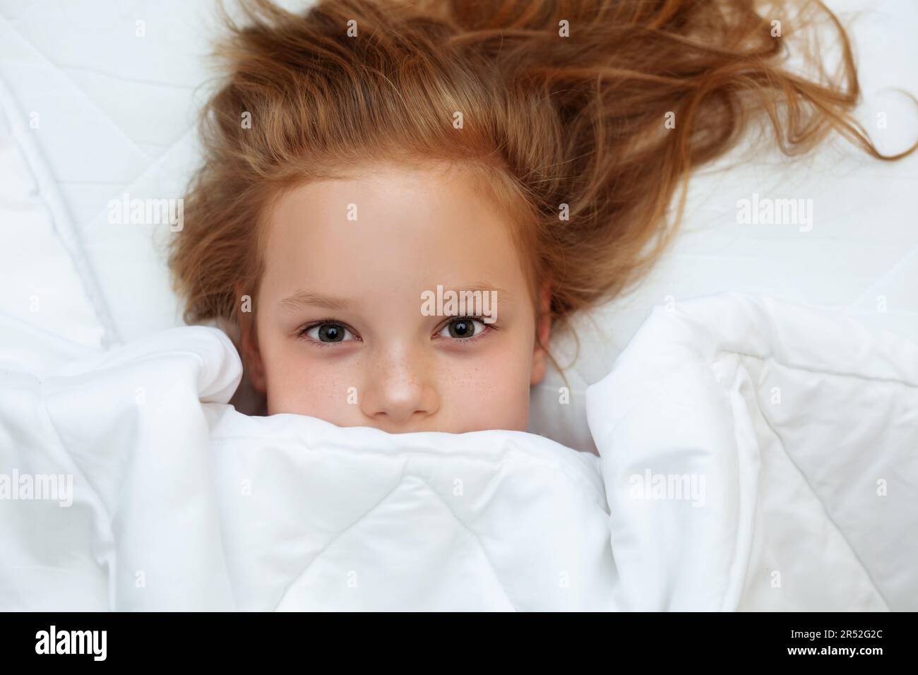 Porträt eines kleinen Mädchens, das zu Hause im Bett schläft Stockfoto