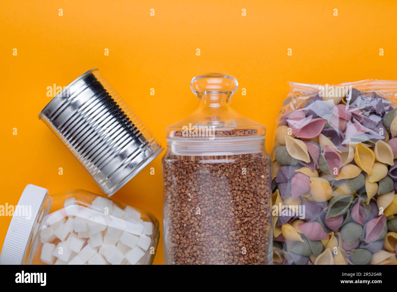 Lebensmittelversorgung Krisenlebensmittelbestand für Quarantäne Isolationszeit auf gelbem Hintergrund Stockfoto