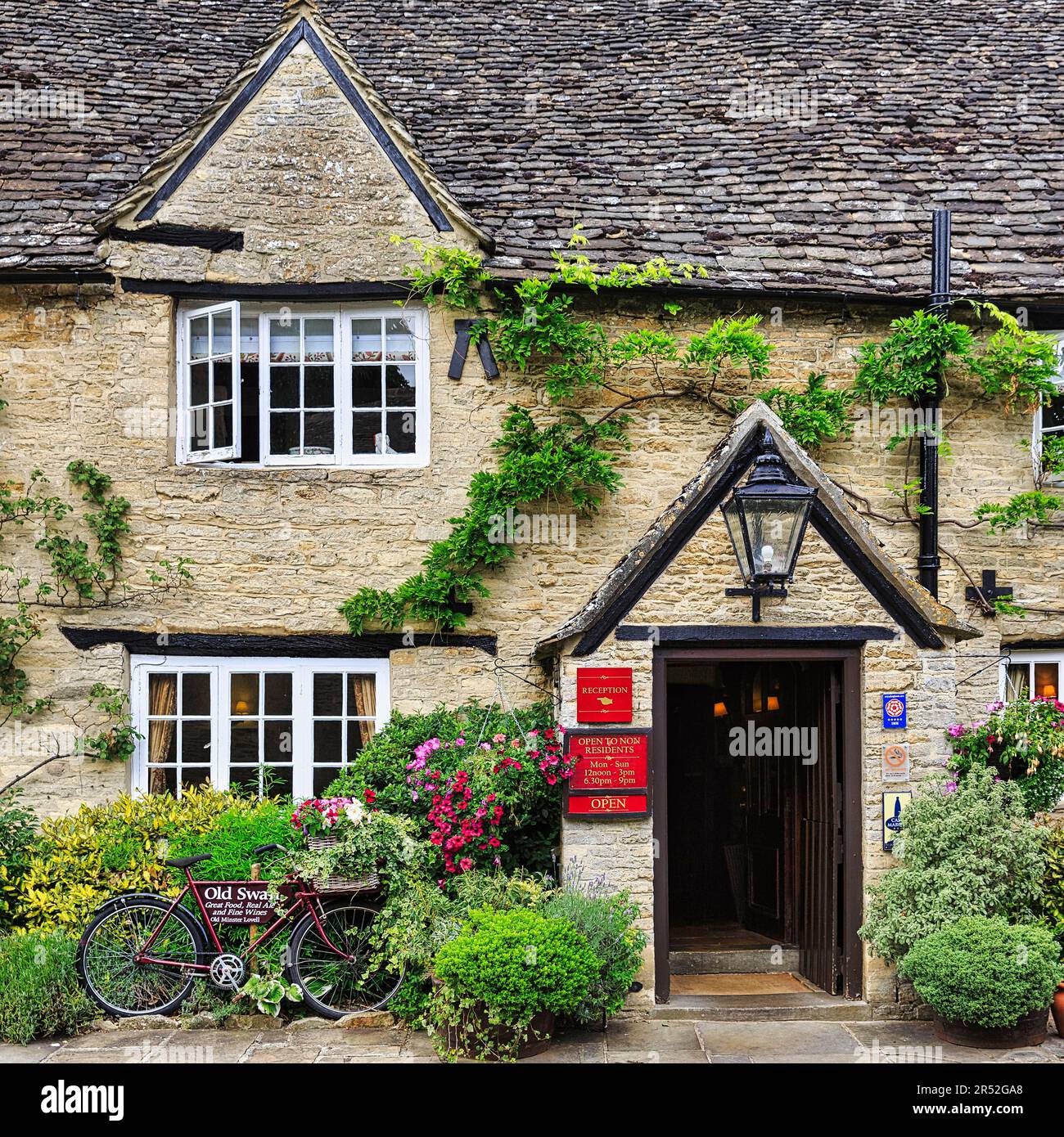 Fassade des Old Swan Hotels im Dorf Minster Lovell, Oxfordshire, Cotswolds, England, Großbritannien Stockfoto