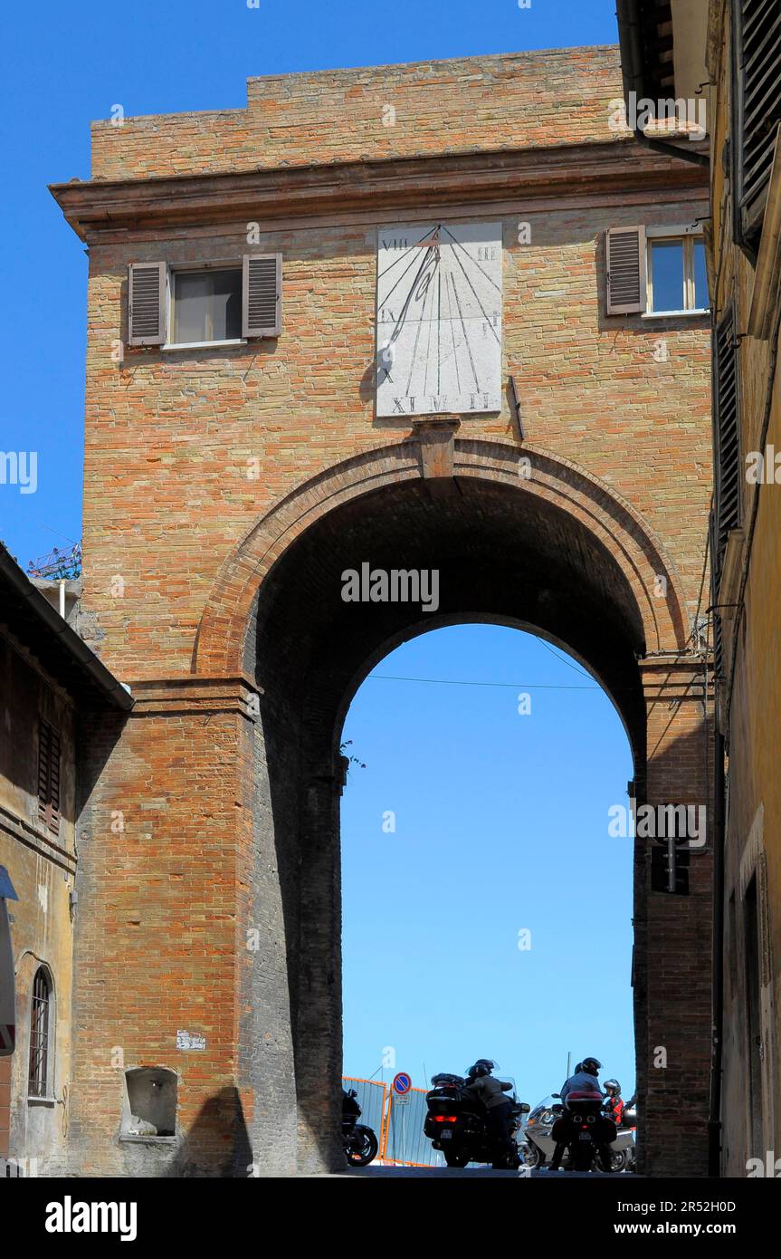 Italia, Italien, Marken, Urbino, Stadtzentrum, Altstadt, Bogentor Porta S. Lucia, Porta Santa Lucia und Urbino Stockfoto