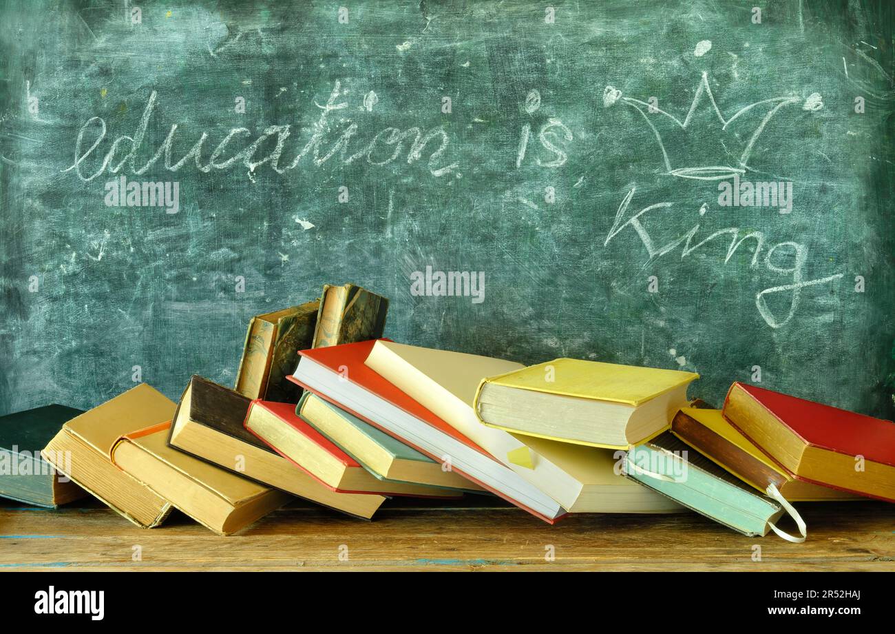 Bildung, Lernen, Schulanfang mit Büchern, Tafel und Slogan Bildung ist König, kostenloser Kopierbereich Stockfoto